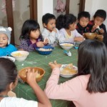 mi futuro pintando san pedro la laguna children eating 2
