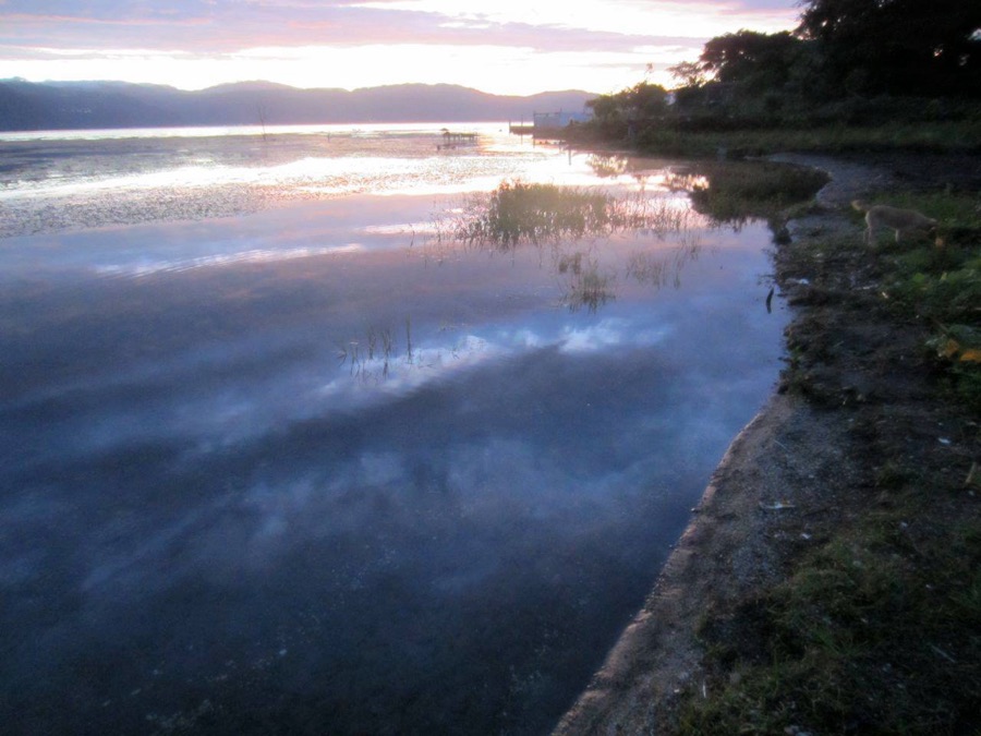 La luz del amanecer reflejada en el Lago de Atitlán